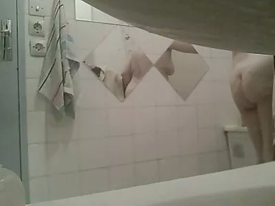 چیزهای عظیمی قبل از اینکه دخترک یک شلنگ دوربین مخفی س شلخته انجام دهد به مقعد آن نفوذ می کند