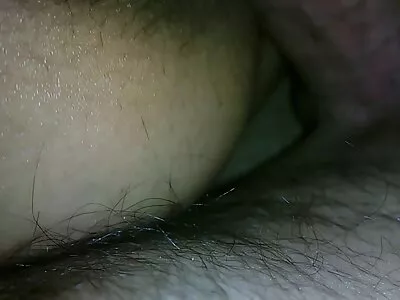نوجوان لاغر در حالی که خودش را لمس می کند ، دیک سکس مخفی خارجی بزرگ ماساژور را می زند