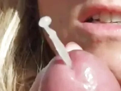 خانم آبنوس خیره کننده در مورد سکس مخفی خارجی خروس بزرگ سفید خود بسیار دیوانه است