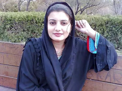 انداختن و مکیدن بچه های طبیعی بزرگ او بسیار سکس واقعی دوربین مخفی سکسی است