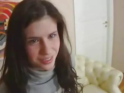 یک سیاهپوست بزرگ در حال تفریح ​​جنسی عجیب و غریب با نوزاد سفید خود دوربین مخفی سکسی خنده دار است