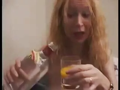 بعد از استفاده از چوب جادویی sexدوربین مخفی روی گربه ، می خواهد یک چیز واقعی را بمکد