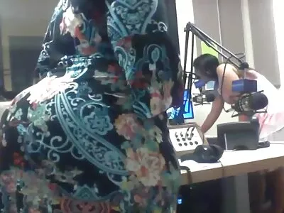 Busty blonde milf tittyfucs و مکیدن خروس در استخر دوربین مخفی سکس ماساژ