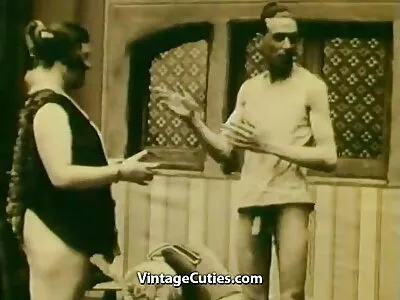 دختر بچه بلوند با لباس مشکی اما هیکس از دیک سواری لذت می برد کون مخفی