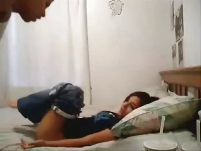 بلوند نریدی با چوب صبح برادر دوربین مخفی رابطه جنسی ناتنی اش بازی می کند