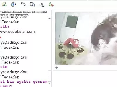 کودک جوان و باکلاس برای دوربين مخفى سكسى زانوی خود برای انجام یک ضربه هوایی به زانو در می آید
