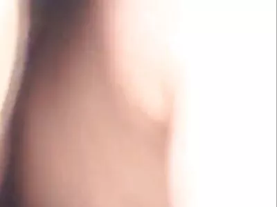 گای لبهایش را لمس می کند دوربین مخفی سوپر و تماشا می کند که دوای خسته در استخر با او معاشقه می کنند
