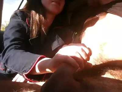 دختر جوان ژاپنی در این صحنه بیرون از خانه لعنتی می دوربین سکسی شود