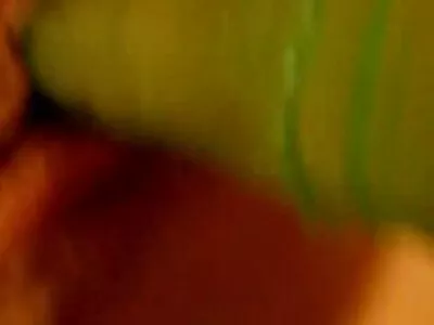 سبزه milf دختر دوربینمخفیسکسی ناتنی خود را در عمل لزبین