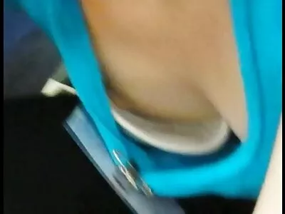 فاحشه آسیایی در حال مکیدن خروس هایی است که در حال بیرون دوربین مخفی سوپر آمدن از چاه های شکوه هستند