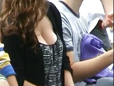 Busty milf توسط یک میخ میخ آویزان می سوپر دوربین مخفی شود