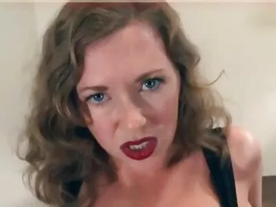 MILF دوست داشتنی تقریباً روی کاناپه قرمز لعنتی است سکس عراقی مخفی