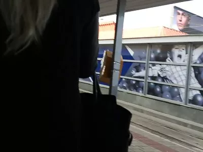 نوجوان سبزه ساق بلند روی مبل دوربین مخفی سکسس ویران می شود