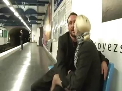 نوجوان سكس دوربين مخفي سبزه باریک توسط دوست فاک او آویزان می شود