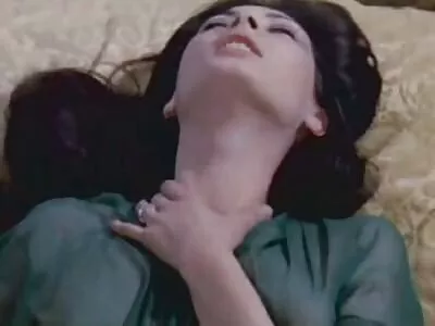 گاو ماهیچه ای سیاه عاشق دختر کوچک سفید کم سکس دوربین رنگ می شود