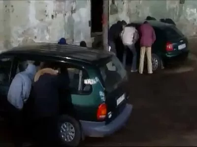 سرخ کون دوربین مخفی سرخ شده با خوشحالی جوی استیک دوست پسر را با هم اتاقی خود به اشتراک می گذارد
