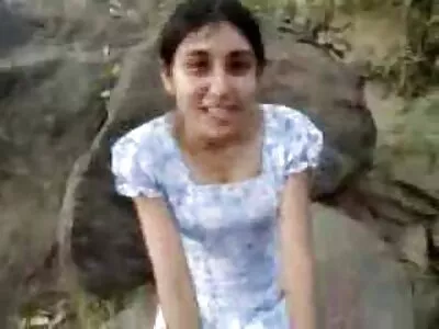 دو جوجه منحنی نوبت می سکس دوربین مخفی ماساژ گیرند و سوار دوست نر خود می شوند