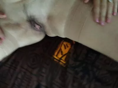 نگهبان فحش می دهد که سبزه بدحجاب را در دوربين مخفى سكس سلول زندان خود می بیند