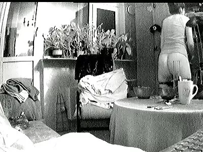 دو لزبین سبزه که وسایل دوربین مخفی سکسی داخل اتوبوس گرم در خانه دارند